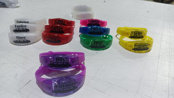 Pulseiras de LED personalizadas com nomes individuais em varias cores - foto real