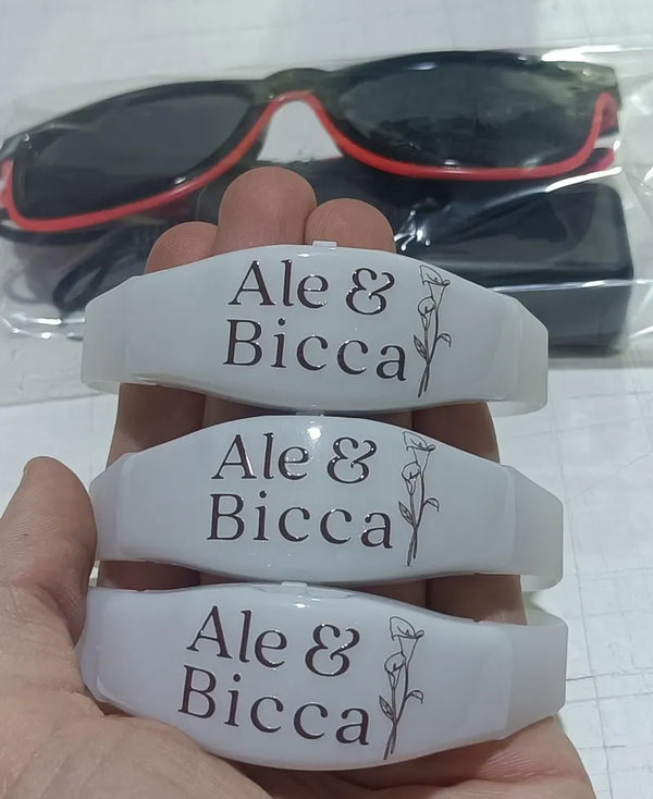 Pulseiras de LED brancas personalizadas para casamento Ale e Bicca - foto real